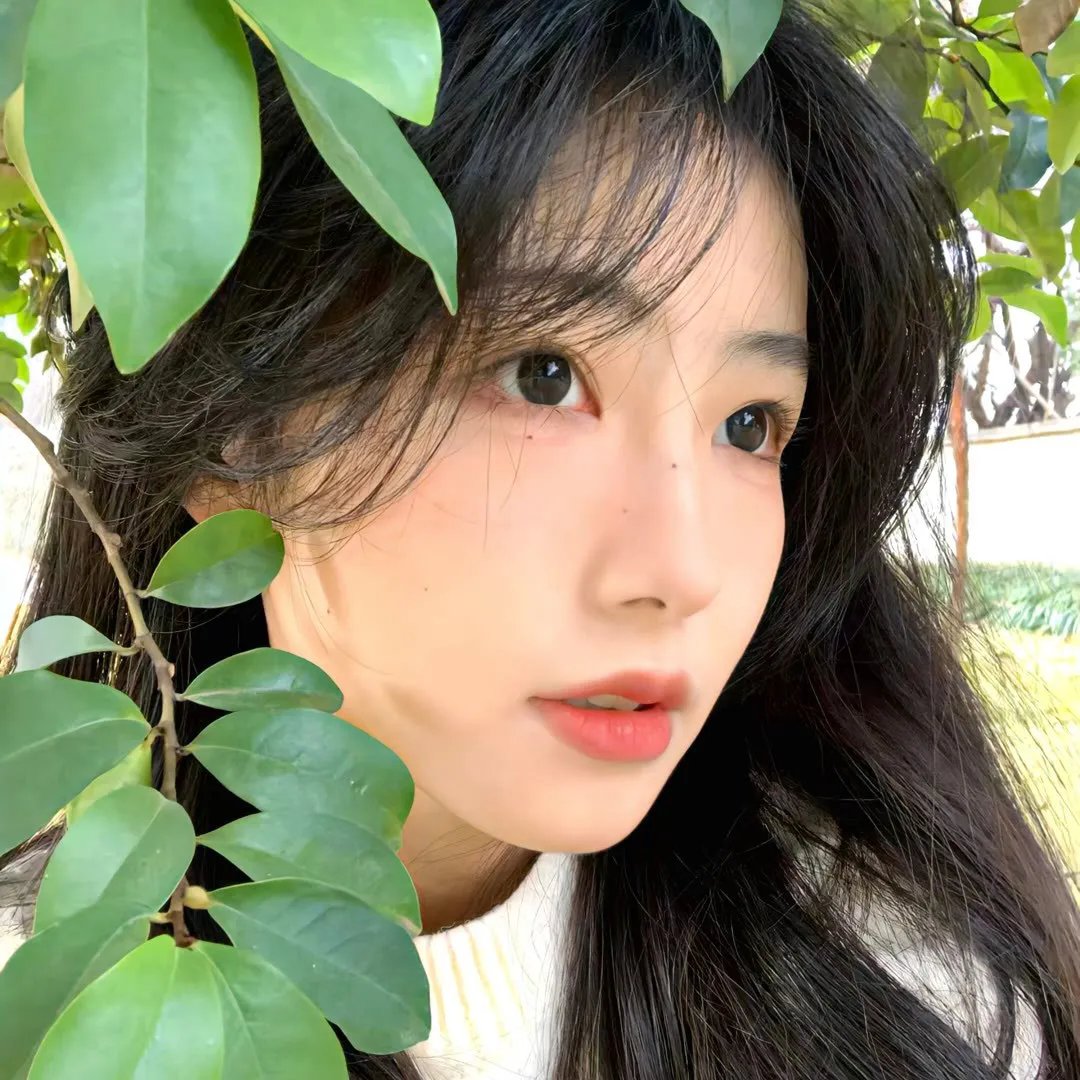 小鬼头上的女人